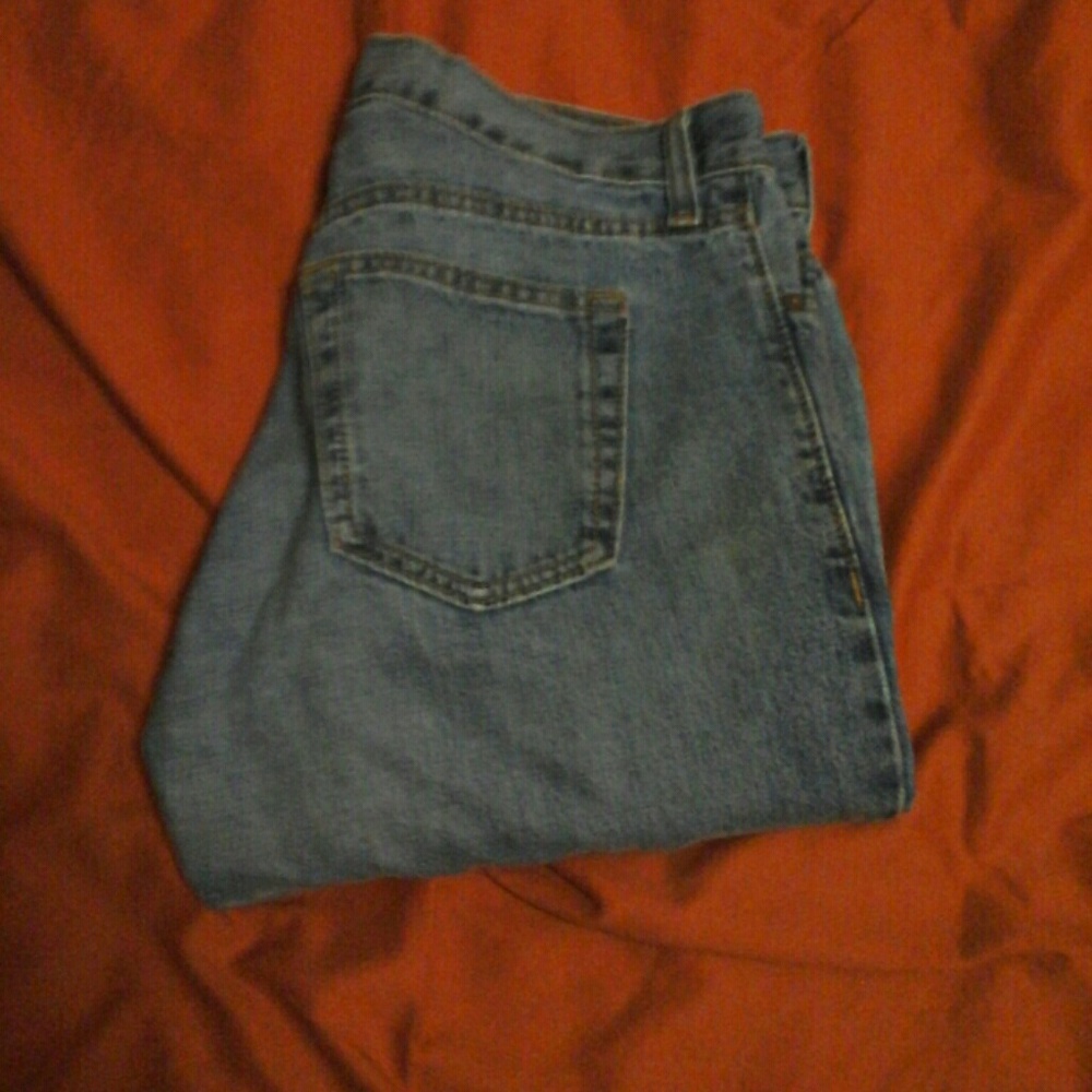 OLD NAVY STRAIGHT JEANS.